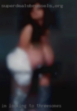 I'm looking to meet in threesomes new friends.